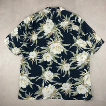 Charger l'image dans la galerie, chemise-hawaienne-noire-et-blanche-a-fleurs-grande-taille-homme