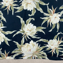 Charger l'image dans la galerie, chemise-hawaienne-noire-et-blanche-a-fleurs-grande-taille-homme