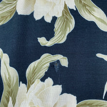 Charger l'image dans la galerie, chemise-hawaienne-noire-et-blanche-a-fleurs-grande-taille-homme