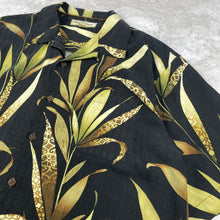Charger l'image dans la galerie, chemise-hawaienne-noire-homme-en-soie-tommy-bahama-