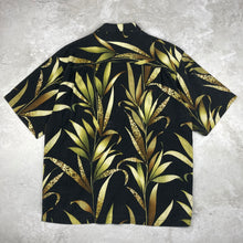 Charger l'image dans la galerie, chemise-hawaienne-noire-homme-en-soie-tommy-bahama-