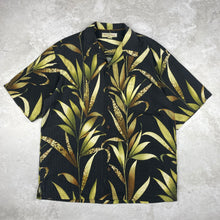 Charger l'image dans la galerie, chemise-hawaienne-noire-homme-en-soie-tommy-bahama-