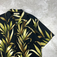 Charger l'image dans la galerie, chemise-hawaienne-noire-homme-en-soie-tommy-bahama-