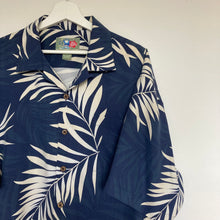 Charger l'image dans la galerie, chemise-hawaienne-soie-homme-vintage-a-fleurs-bleue