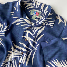 Charger l'image dans la galerie, chemise-hawaienne-soie-homme-vintage-a-fleurs-bleue