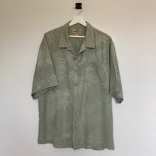 Charger l'image dans la galerie, chemise-hawaienne-vintage-a-fleurs-homme-kaki-en-soie