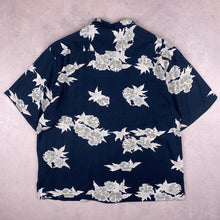 Charger l'image dans la galerie, chemise-hawaienne-vintage-a-fleurs-noire-et-blanche