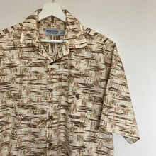 Charger l'image dans la galerie, chemise-hawaienne-vintage-homme-a-fleurs-et-a-motifs