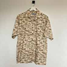 Charger l'image dans la galerie, chemise-hawaienne-vintage-homme-a-fleurs-et-a-motifs