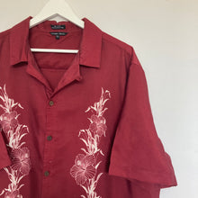 Charger l'image dans la galerie, chemise-hawaienne-vintage-homme-a-fleurs-et-a-motifs-bordeaux