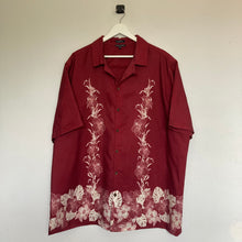 Charger l'image dans la galerie, chemise-hawaienne-vintage-homme-a-fleurs-et-a-motifs-bordeaux