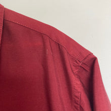Charger l'image dans la galerie, chemise-hawaienne-vintage-homme-a-fleurs-et-a-motifs-bordeaux
