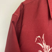 Charger l'image dans la galerie, chemise-hawaienne-vintage-homme-a-fleurs-et-a-motifs-bordeaux
