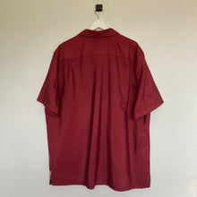 Charger l'image dans la galerie, chemise-hawaienne-vintage-homme-a-fleurs-et-a-motifs-bordeaux