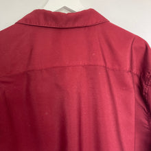 Charger l'image dans la galerie, chemise-hawaienne-vintage-homme-a-fleurs-et-a-motifs-bordeaux