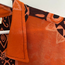 Charger l'image dans la galerie, chemise-hawaienne-vintage-homme-a-fleurs-et-a-motifs-orange