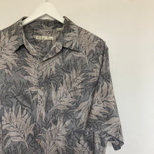 Charger l'image dans la galerie, chemise-hawaienne-vintage-homme-a-fleurs-foncee