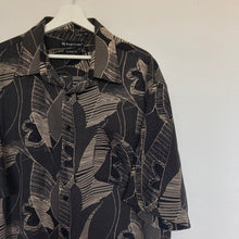 Charger l'image dans la galerie, chemise-hawaienne-vintage-homme-a-fleurs-noire