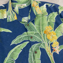 Charger l'image dans la galerie, chemisette-a-fleurs-tommy-bahama-en-soie-bleue