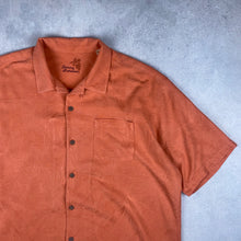 Charger l'image dans la galerie, chemisette-tommy-bahama-en-soie-saumon-motifs-fleurs