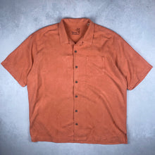 Charger l'image dans la galerie, chemisette-tommy-bahama-en-soie-saumon-motifs-fleurs