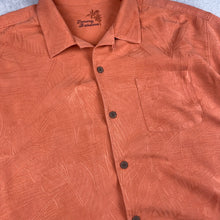 Charger l'image dans la galerie, chemisette-tommy-bahama-en-soie-saumon-motifs-fleurs