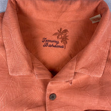 Charger l'image dans la galerie, chemisette-tommy-bahama-en-soie-saumon-motifs-fleurs