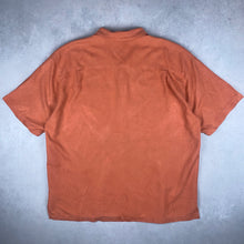 Charger l'image dans la galerie, chemisette-tommy-bahama-en-soie-saumon-motifs-fleurs
