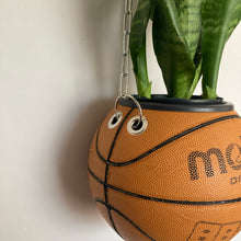 Charger l'image dans la galerie, deco-chambre-basket-nba-ballon-de-basketball-planter-molten-pot-de-fleurs-plante