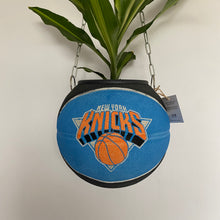 Charger l'image dans la galerie, deco-de-basket-decoration-nba-basketball-planter-ballon-de-basket-pot-de-fleurs-spalding-knicks