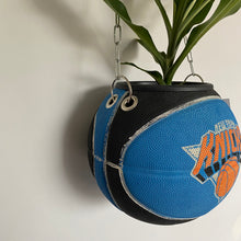 Charger l'image dans la galerie, deco-de-basket-decoration-nba-basketball-planter-ballon-de-basket-pot-de-fleurs-spalding-knicks