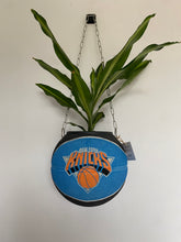 Charger l'image dans la galerie, deco-de-basket-decoration-nba-basketball-planter-ballon-de-basket-pot-de-fleurs-spalding-knicks
