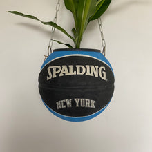 Charger l'image dans la galerie, deco-de-basket-decoration-nba-basketball-planter-ballon-de-basket-pot-de-fleurs-spalding-knicks