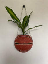 Charger l'image dans la galerie, deco-de-basket-decoration-nba-basketball-planter-ballon-de-basket-pot-de-fleurs-spalding-vintage
