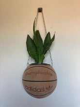 Charger l'image dans la galerie, deco-nba-pour-basketteurs-ballon-de-basket-adidas-vintage-pot-de-fleurs-plantes