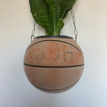 Charger l'image dans la galerie, deco-nba-pour-basketteurs-ballon-de-basket-adidas-vintage-pot-de-fleurs-plantes