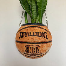 Charger l'image dans la galerie, deco-nba-sneakers-room-ballon-de-basketball-planter-pot-de-fleurs-spalding-vintage