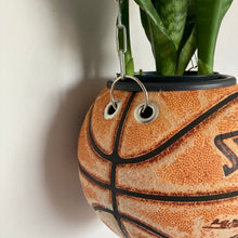 Charger l'image dans la galerie, deco-nba-sneakers-room-ballon-de-basketball-planter-pot-de-fleurs-spalding-vintage