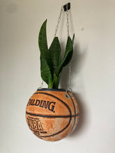 Charger l'image dans la galerie, deco-nba-sneakers-room-ballon-de-basketball-planter-pot-de-fleurs-spalding-vintage