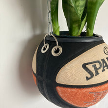 Charger l'image dans la galerie, decoration-basket-nba-sneakers-room-ballon-de-basketball-planter-pot-de-fleurs-spalding