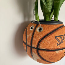 Charger l'image dans la galerie, decoration-basket-nba-sneakers-room-ballon-de-basketball-planter-pot-de-fleurs-spalding-vintage