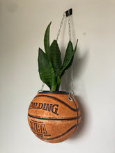 Charger l'image dans la galerie, decoration-basket-nba-sneakers-room-ballon-de-basketball-planter-pot-de-fleurs-spalding-vintage