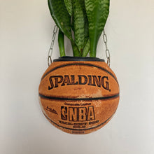 Charger l'image dans la galerie, decoration-basket-nba-sneakers-room-ballon-de-basketball-planter-pot-de-fleurs-spalding-vintage