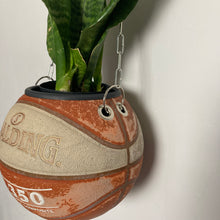 Charger l'image dans la galerie, decoration-basket-nba-vintage-ballon-de-basketball-planter-spalding-deco-pot-de-fleurs