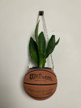 Charger l'image dans la galerie, decoration-basket-vintage-nba-ballon-de-basketball-planter-wilson-deco-pot-de-fleurs