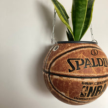 Charger l'image dans la galerie, ballon-de-basket-pot-de-fleurs-spalding-marron-vintage