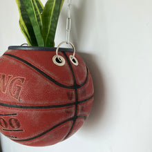 Charger l'image dans la galerie, ballon-de-basket-pot-de-fleurs-spalding-rouge