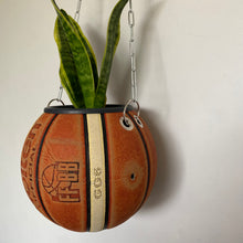 Charger l'image dans la galerie, decoration-basketball-deco-nba-plante-ballon-basket-molten-pot-de-fleurs