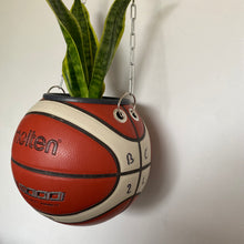 Charger l'image dans la galerie, decoration-basketball-deco-nba-plante-ballon-basket-pot-de-fleurs-molten-orange