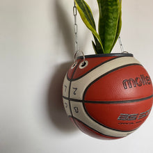 Charger l'image dans la galerie, decoration-basketball-deco-nba-plante-ballon-basket-pot-de-fleurs-molten-orange